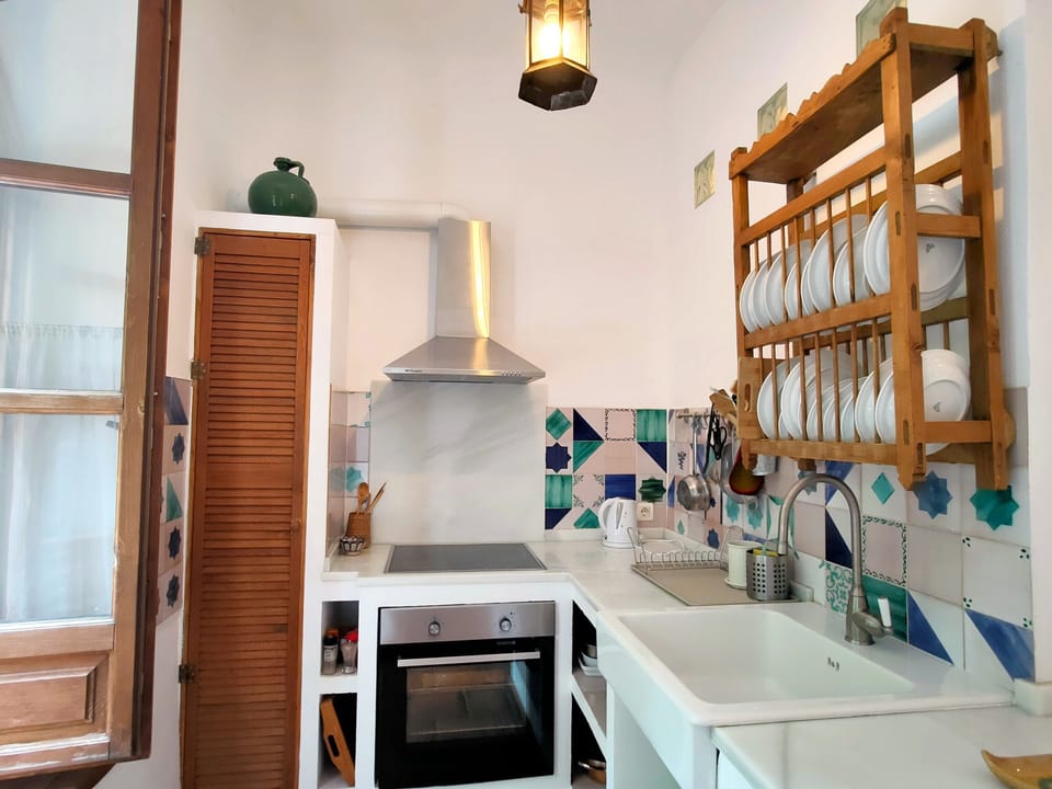 Cocina independiente con todo lo necesario para cocinar y servir