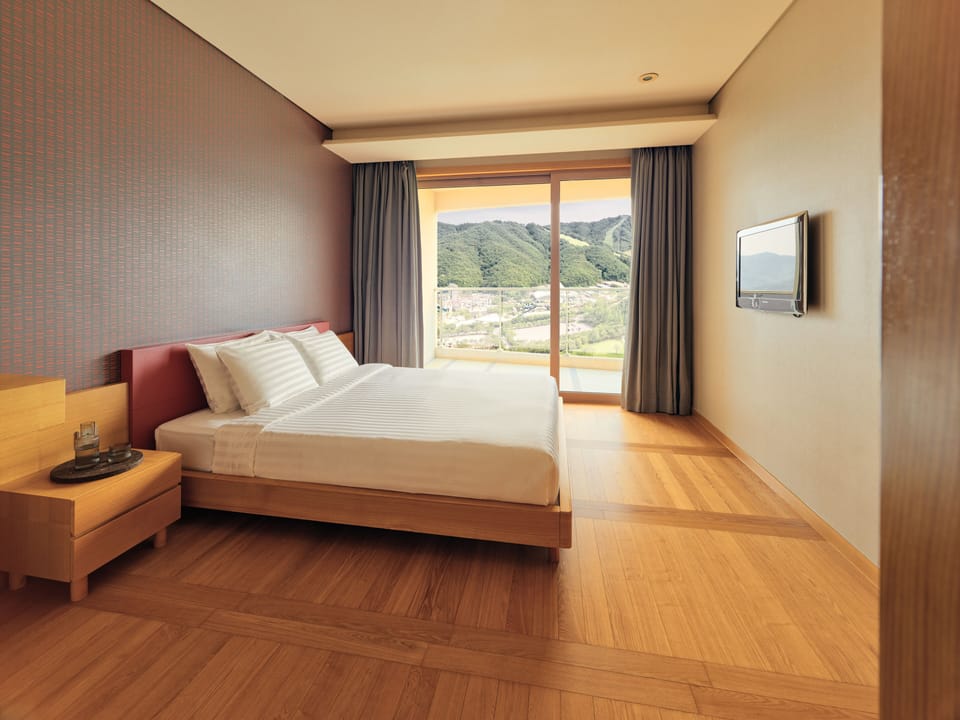 Premium bedding, in-room safe, free WiFi, bed sheets
