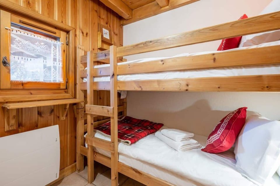 Cosy Bunk Room ideal for Children. Full size single bunk beds 