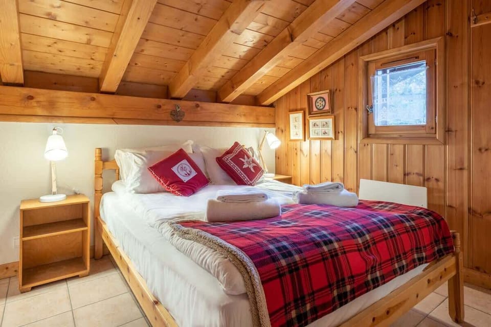 Lovely rustic double bedroom with ensuite bathroom