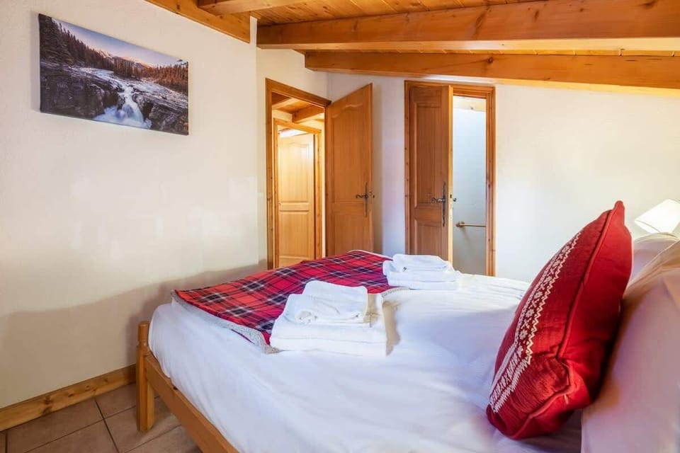Lovely rustic double bedroom with ensuite bathroom