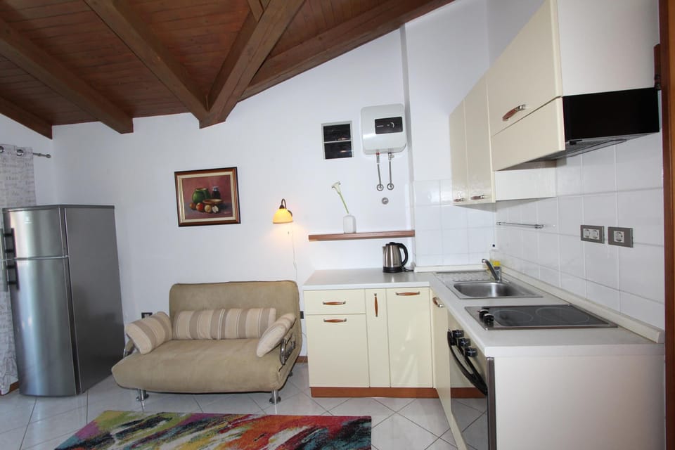 Apartment, 1 Bedroom, Smoking, Balcony | Private kitchen | Fridge, microwave, oven, stovetop