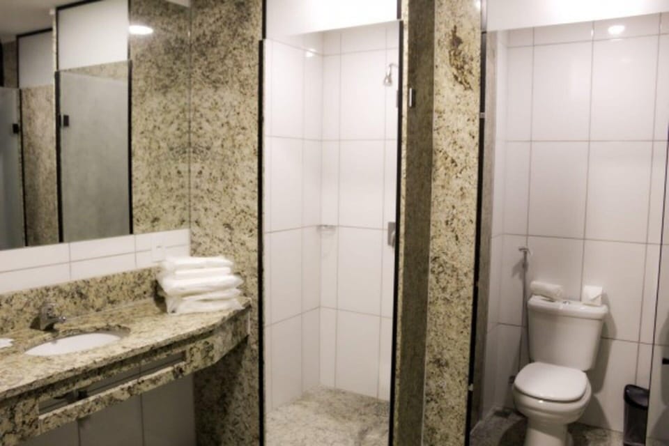 Family Room (Luxo) | Bathroom | Shower, towels