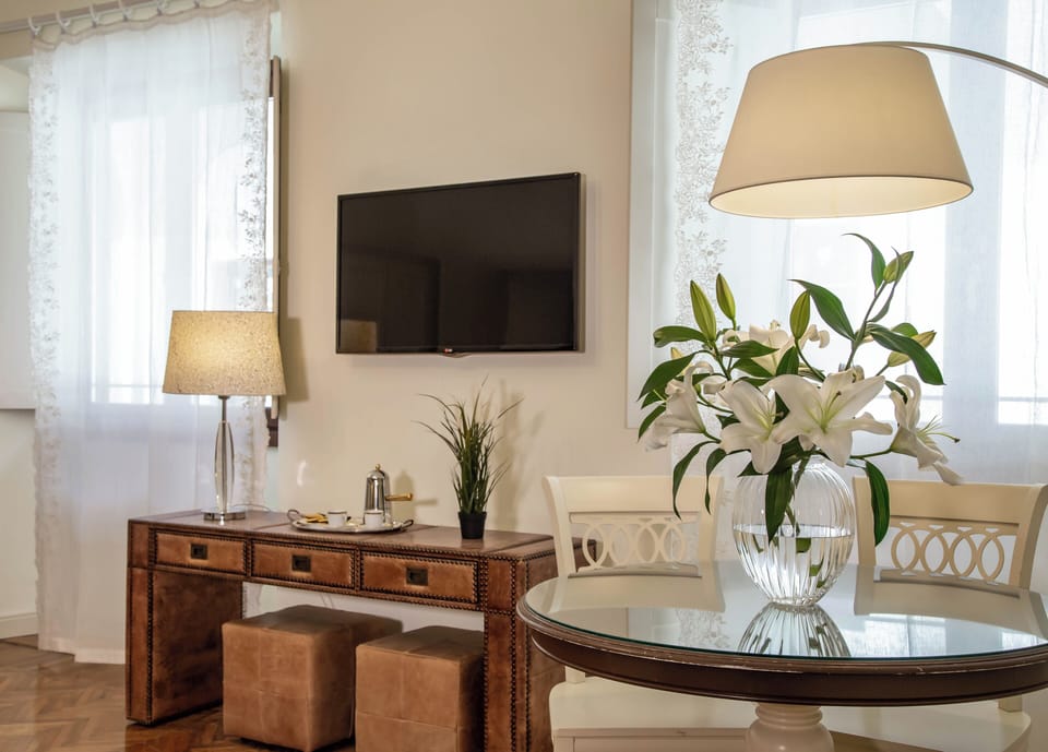 Deluxe Studio Suite | Minibar, in-room safe, desk, laptop workspace