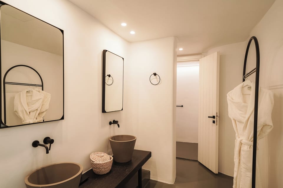 Signature Suite | Bathroom | Shower, rainfall showerhead, designer toiletries, hair dryer