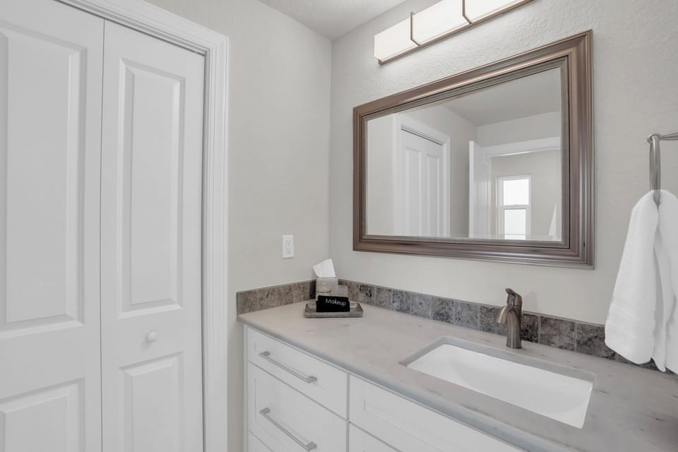 2nd guest bathroom - shower/tub combo
