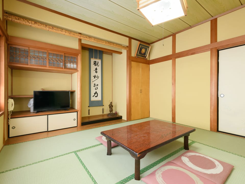 Japanese Room up to 4 guests with Shared Bathroom (Non-Smoking) | Desk, free WiFi