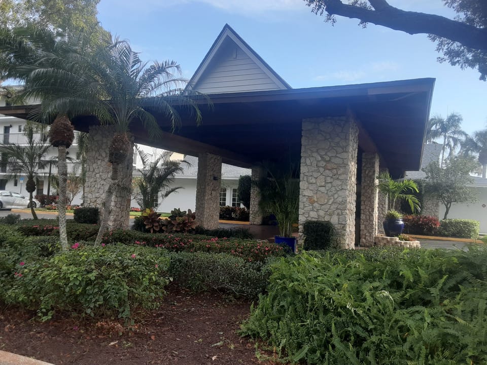 FRONT OFFICE WHERE GUESTS COLLECT THEIR KEYS