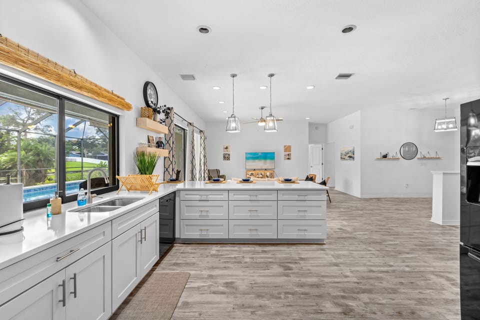 Large Kitchen, fully stocked with tableware, pots, bowls, everything you need!