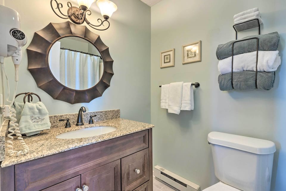 Full Bathroom | Towels Provided
