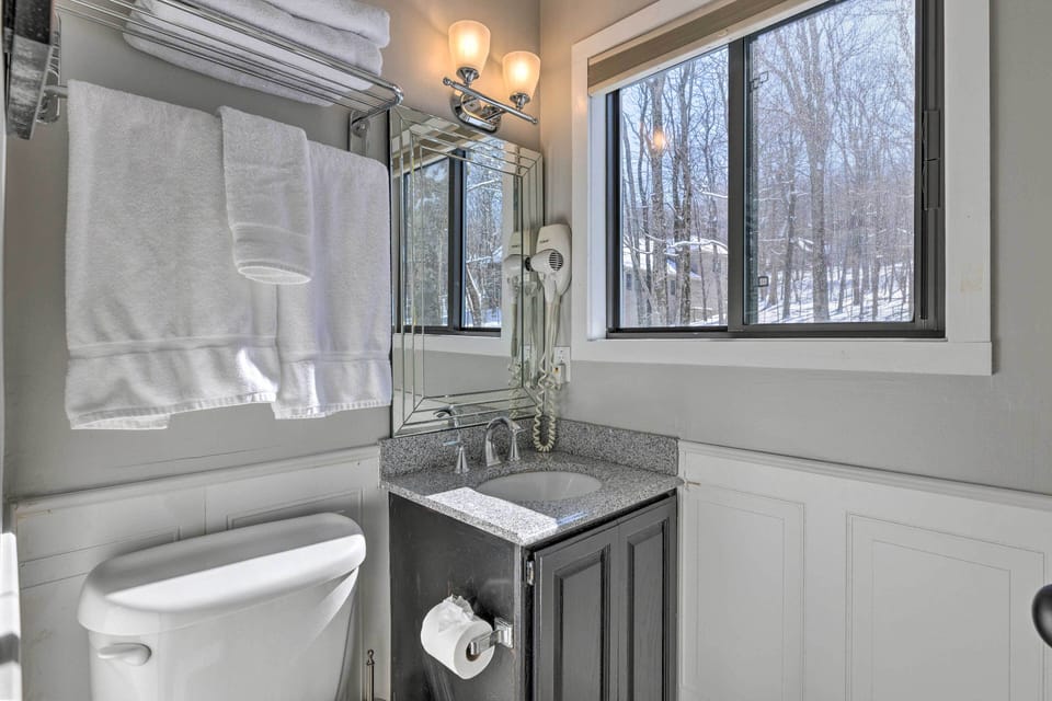 Full Bathroom | Towels Provided