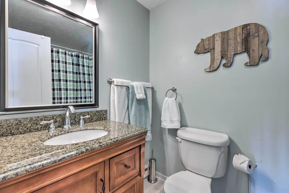 Full Bathroom | Towels Provided