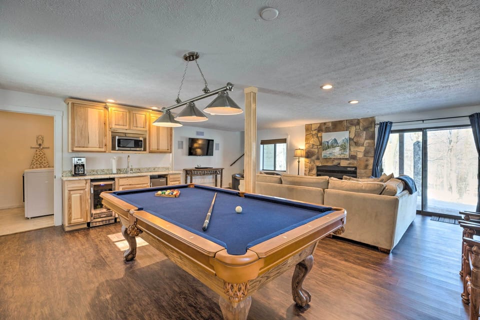 Downstairs Living Area | Wet Bar