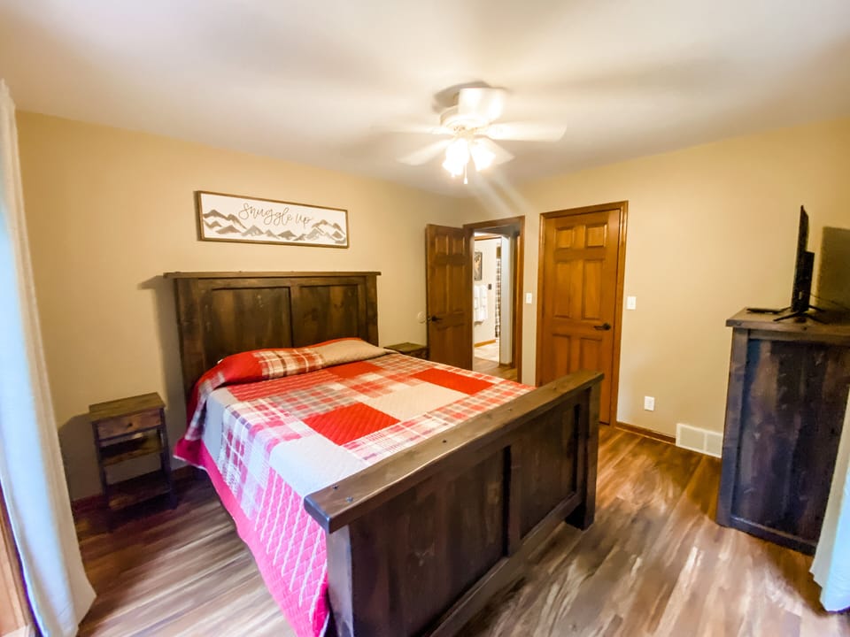 Bedroom 2 with queen size bed and smart tv