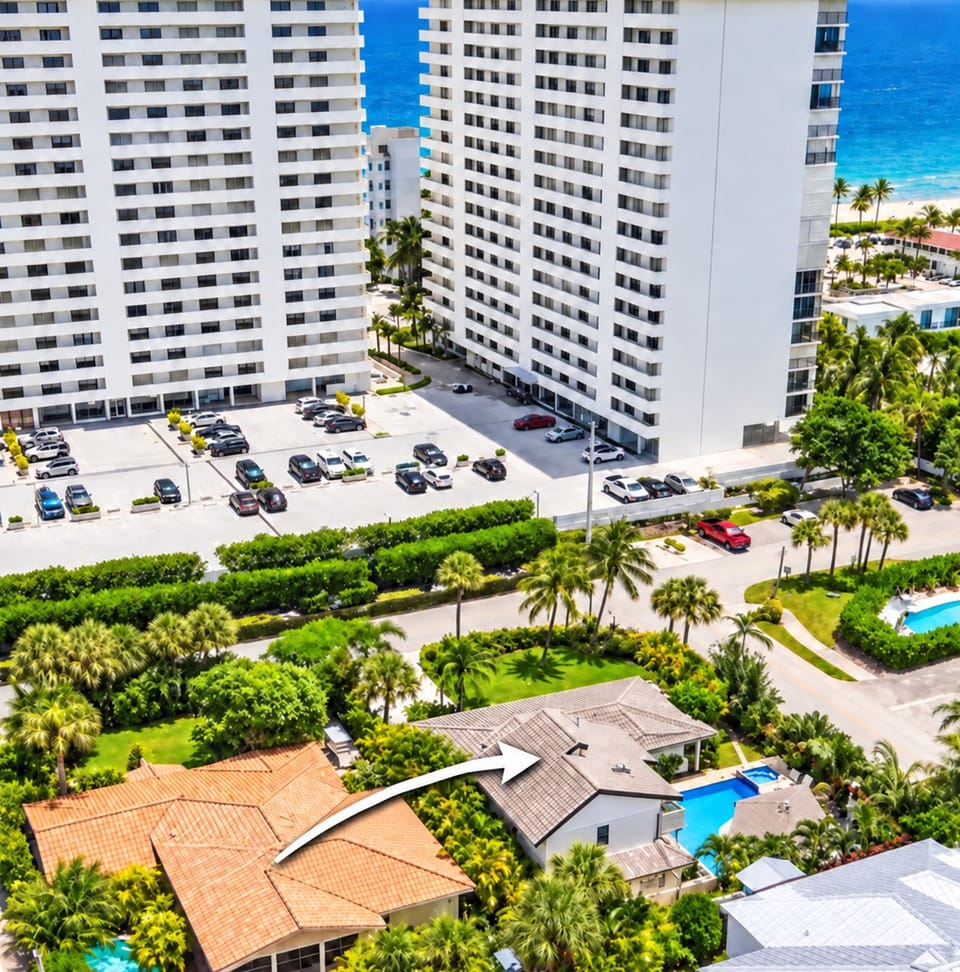 Just steps to the beach, sleeps 16, Golf cart, Dolphin Beach House huge pool! House in Fort Lauderdale