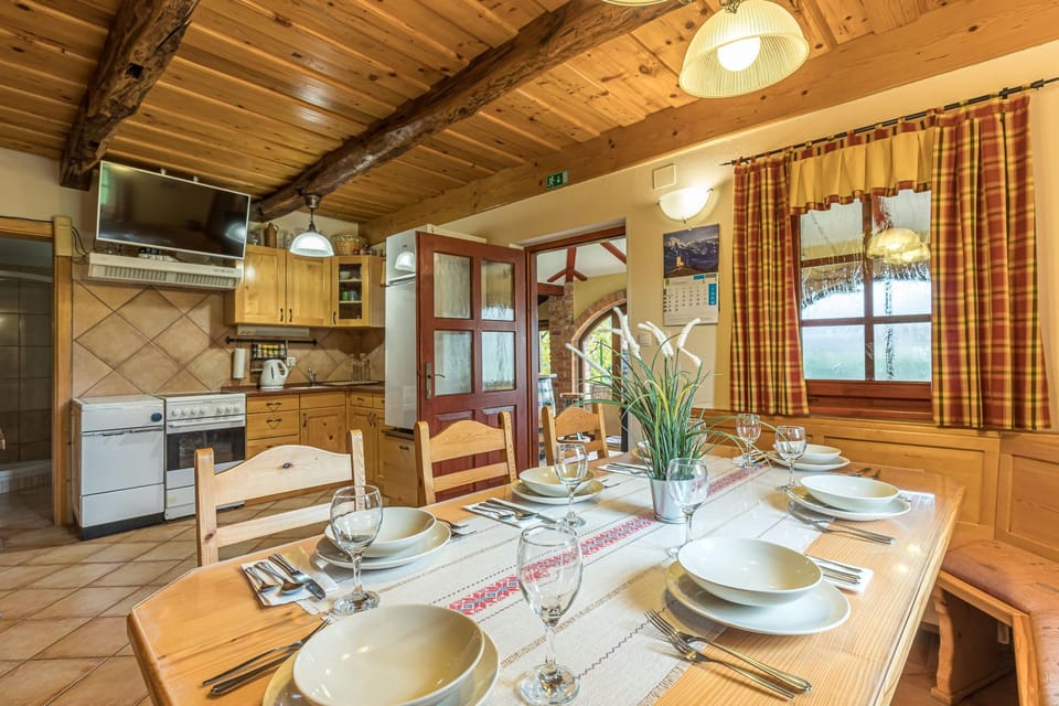 Family House, 3 Bedrooms, Fireplace (Forge of Happiness Rustic Retreat) | Dining