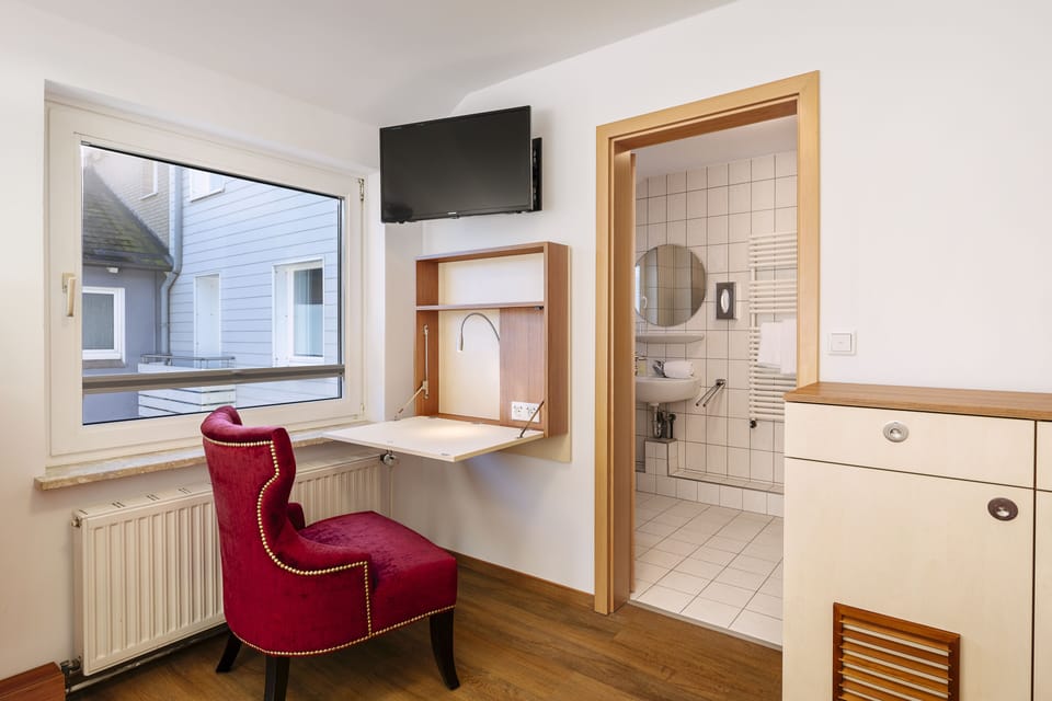 Comfort Double Room | Living area | 22-inch flat-screen TV with satellite channels, TV