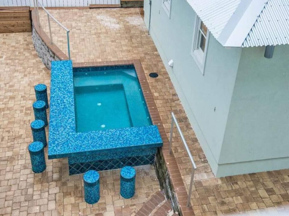 Private hot tub and bar