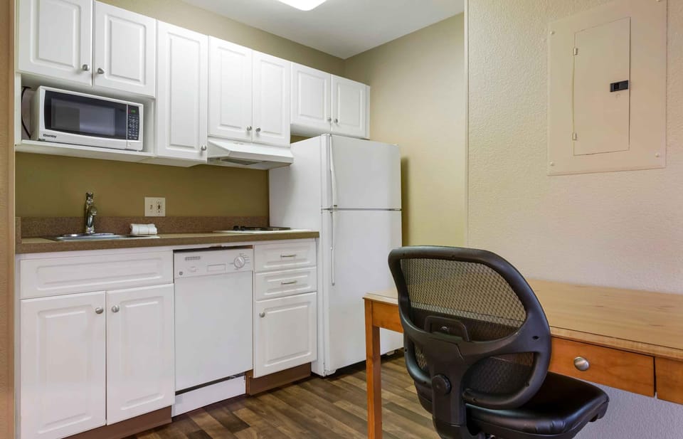 Deluxe Studio, Multiple Beds, Non Smoking | Private kitchen | Coffee/tea maker, fridge, microwave, stovetop