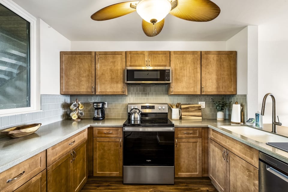 Gorgeous Remodeled Kitchen! Fully Equipped!