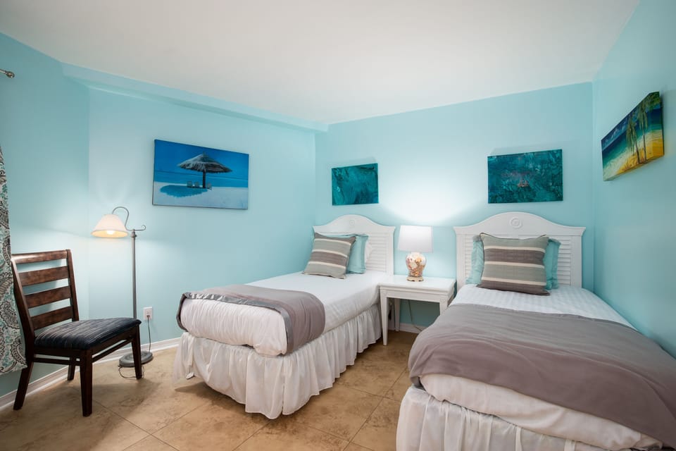Bedroom with 2 twin beds