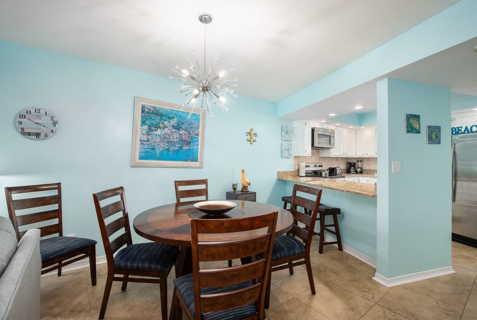 Dining Area seating for 5 with bar seating for 2