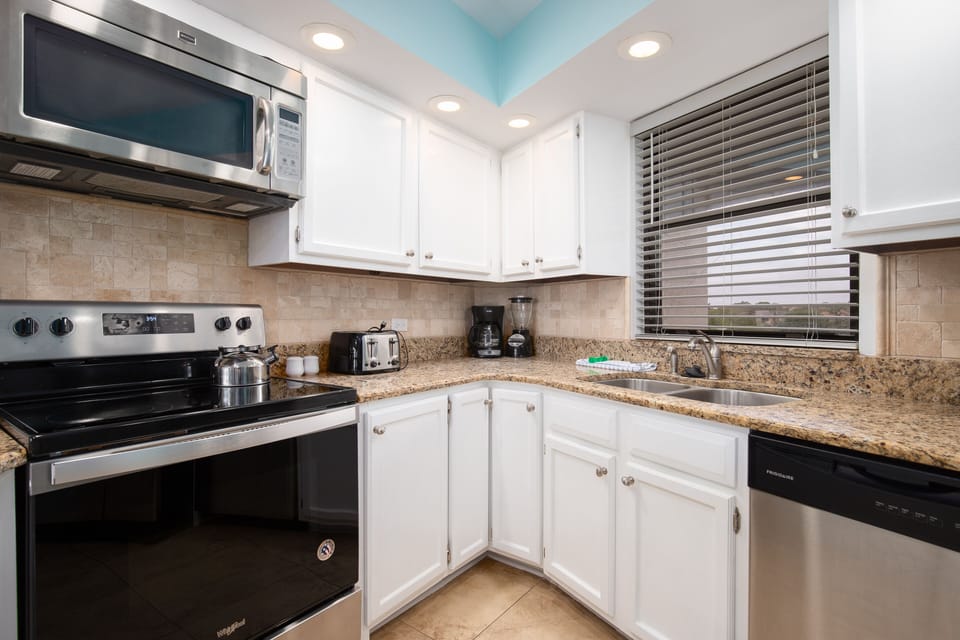 Updated fully stocked Kitchen