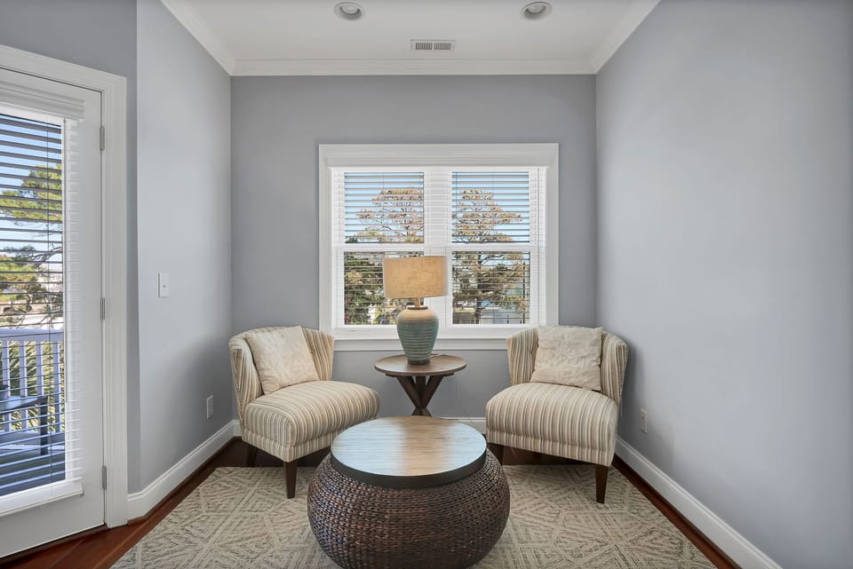 Pretty view of the outside at the seating area