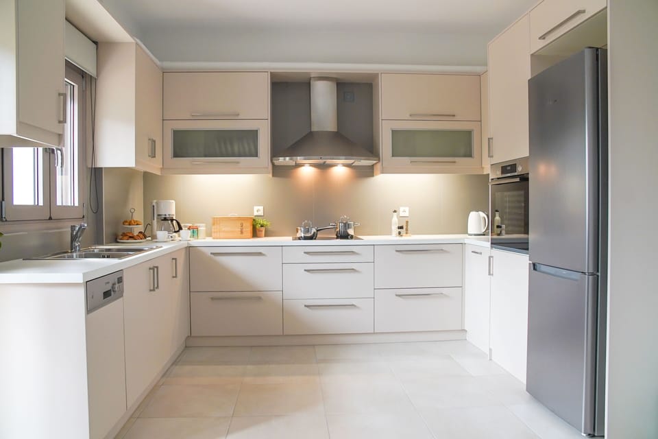 Villa | Private kitchen | Full-size fridge, microwave, oven, stovetop