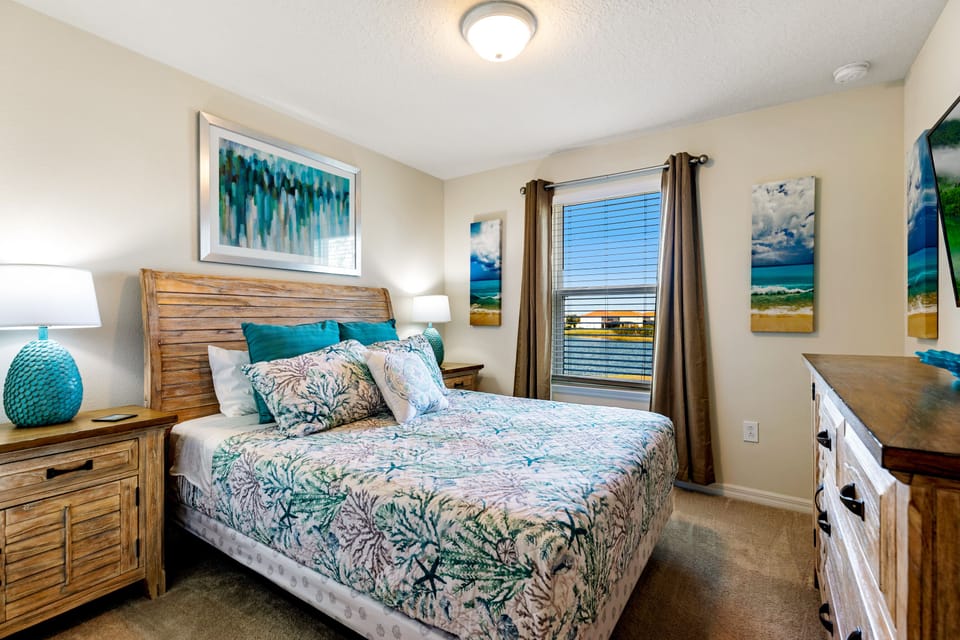24_Queen_Bedroom_0424.jpg