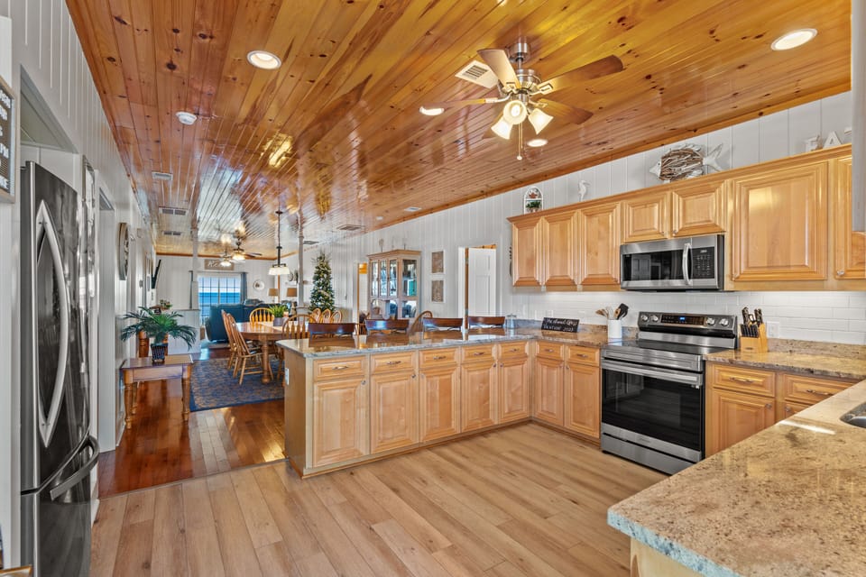 Fully equipped kitchen & plenty of counter space to help make meal prep a snap.