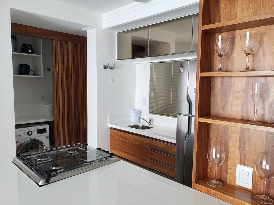 Premium Apartment | Private kitchen | Fridge, cookware/dishes/utensils, freezer