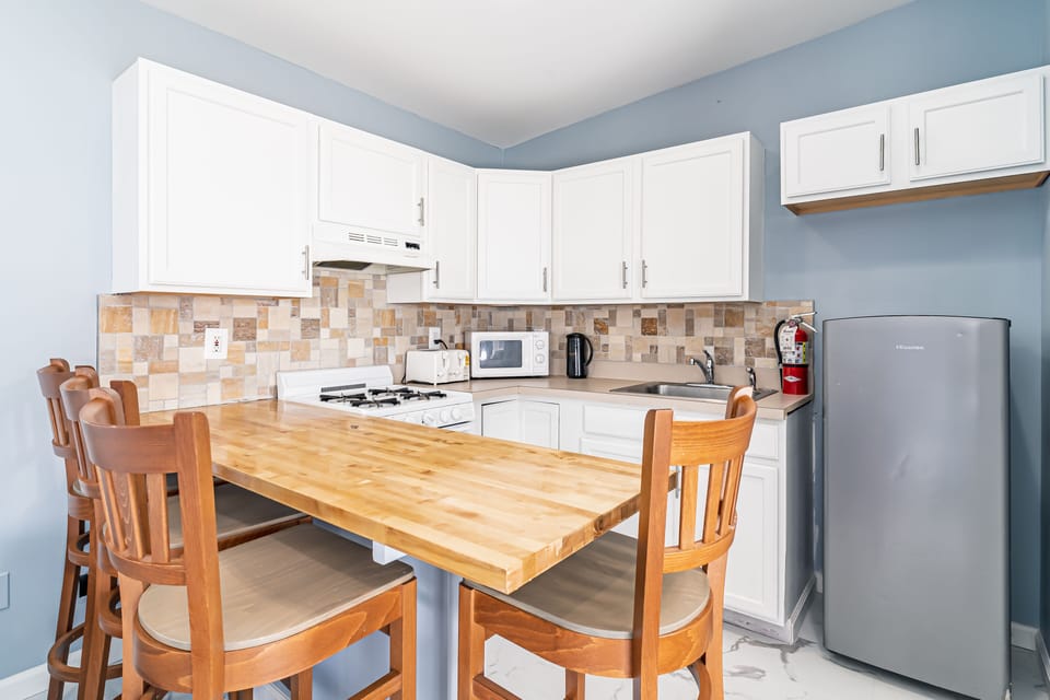 Premium Apartment, Multiple Beds, Patio, Ocean View | Private kitchen | Microwave