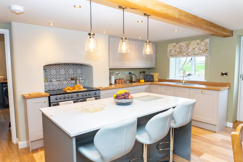 Family Cottage, Ensuite, Courtyard View (The Patches) | Shared kitchen | Highchair