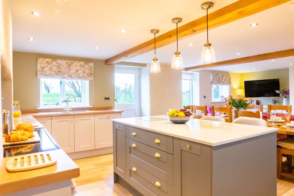 Family Cottage, Ensuite, Courtyard View (The Patches) | Shared kitchen | Highchair