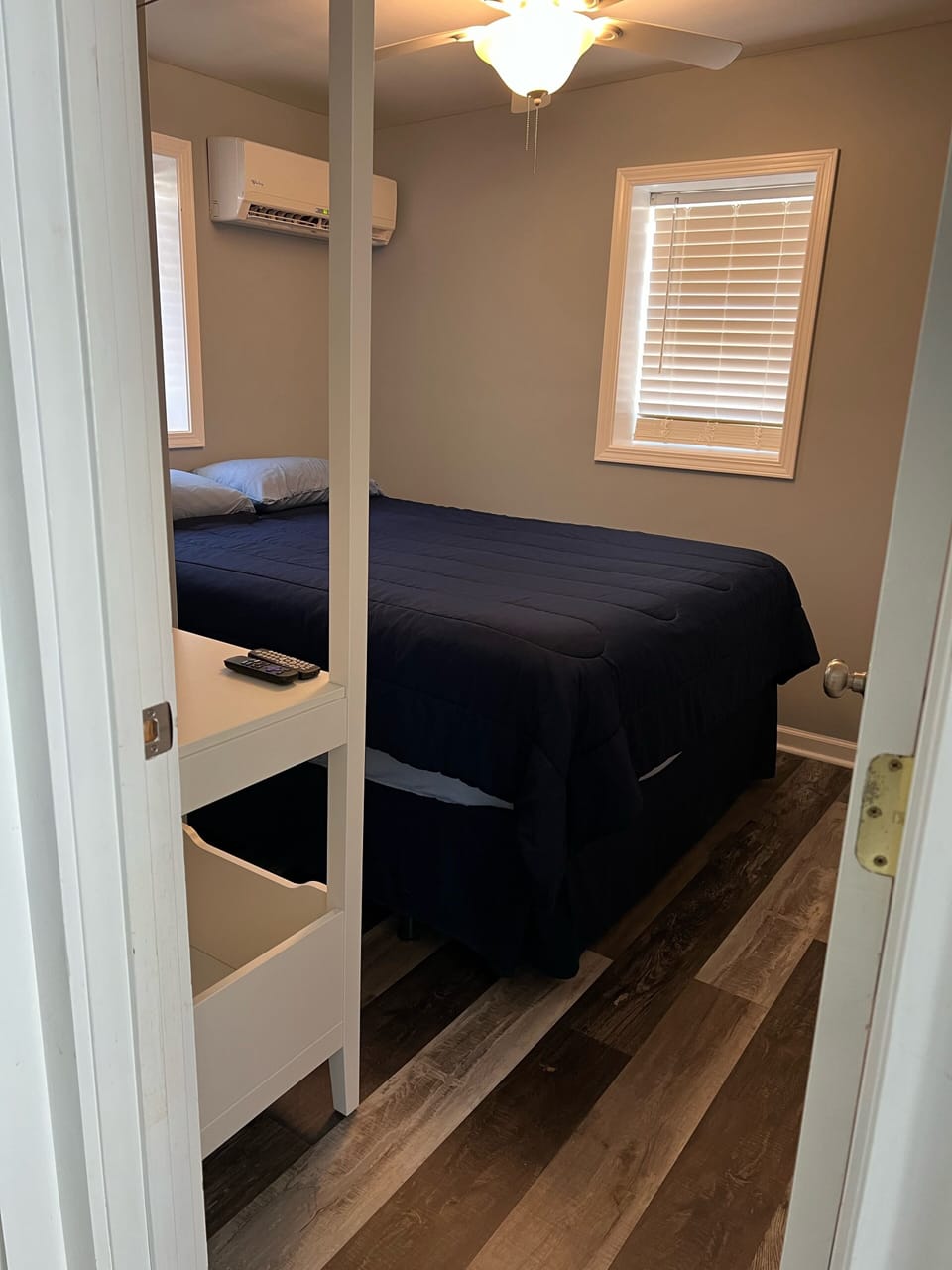 Master. Queen bed