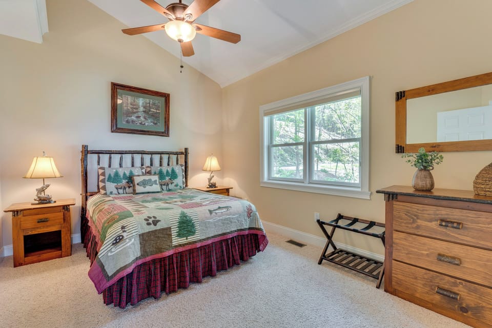 Bedroom 2 | Queen Bed