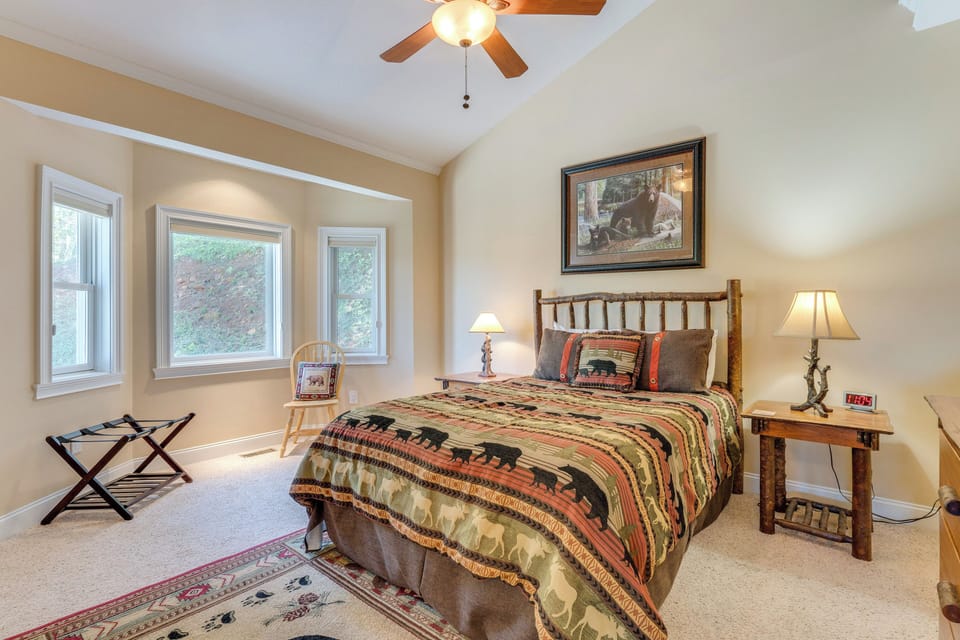Bedroom 1 | Queen Bed