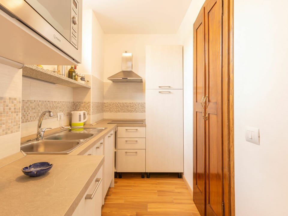 Cabinetry, Countertop, Sink, Kitchen Sink, Building, Tap, Wood, Interior Design, Kitchen, Floor