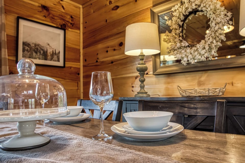 Cabin 1: Open-concept dining space seats 6—perfect for family meals