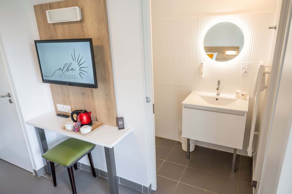 Comfort Twin Room | Bathroom | Shower, rainfall showerhead, free toiletries, hair dryer