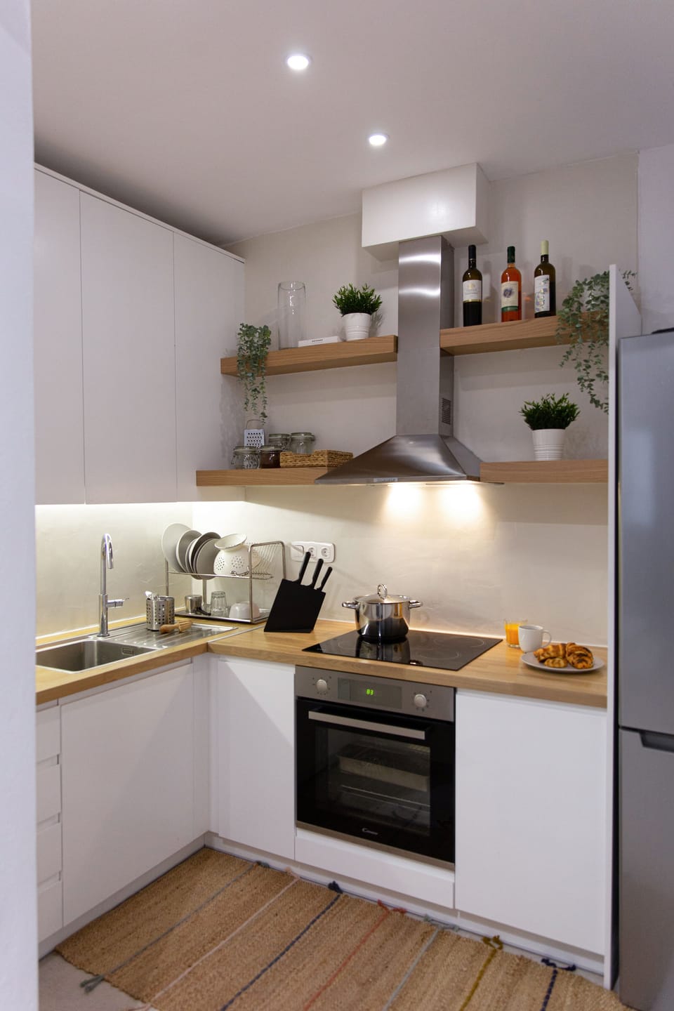 A fully equipped kitchen awaits you to prepare lovely meals!