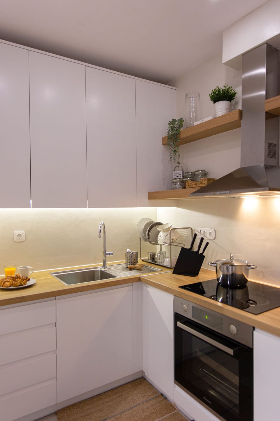 The kitchen has all the necessary equipment to prepare your meals!