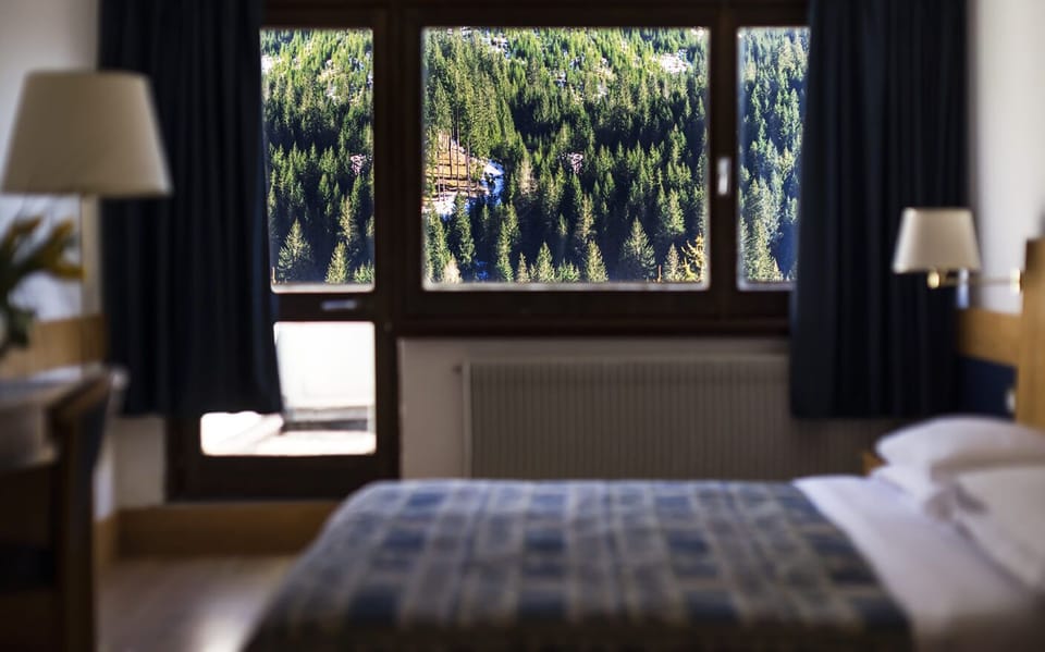 Minibar, in-room safe, bed sheets