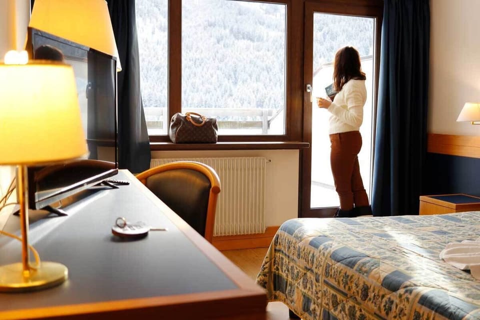 Minibar, in-room safe, bed sheets