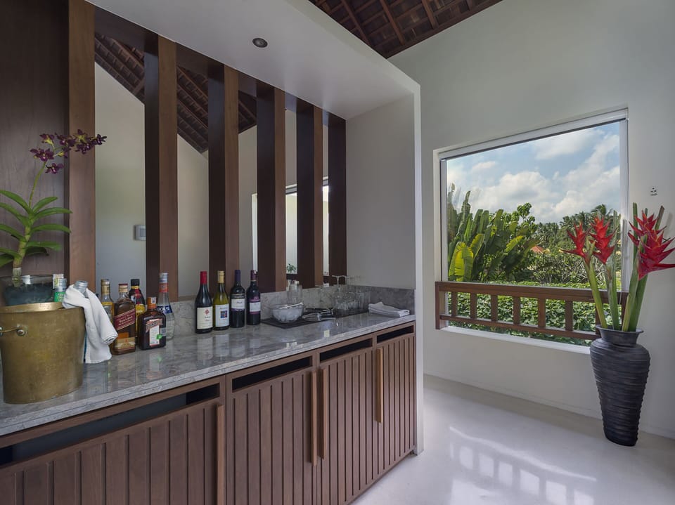 Full-size fridge, microwave, oven, stovetop