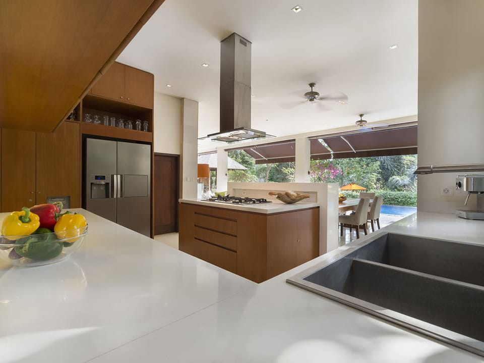 Full-size fridge, microwave, oven, stovetop