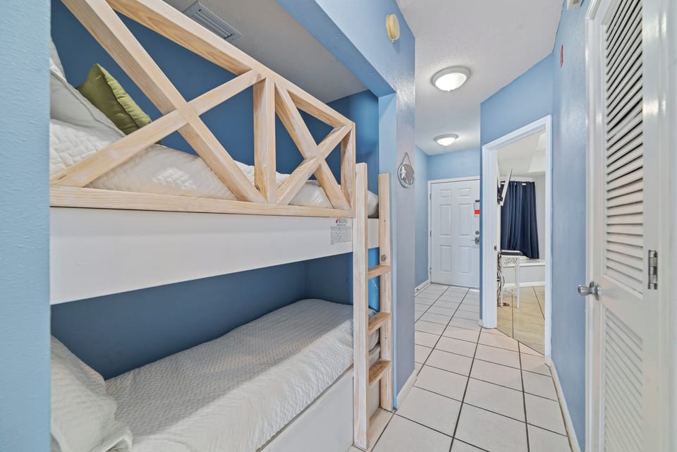 Twin bunk in the alcove