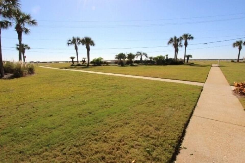 Blue Surf Townhomes - Casual, Fun, Tropical!