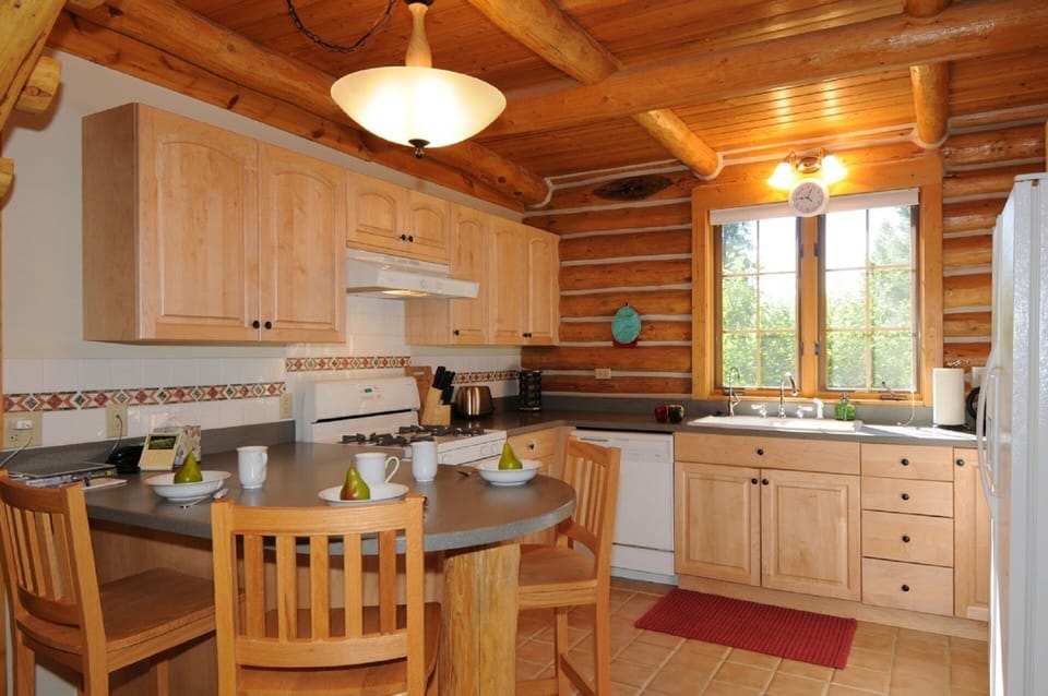 Kitchen with breakfast bar